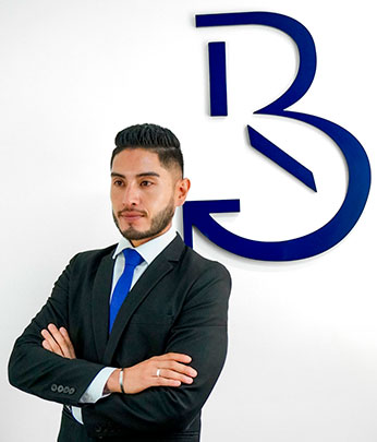 "Abogado laboral asesorando empresa en Lima"