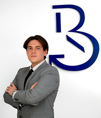 "Abogado laboral asesorando empresa en Lima"